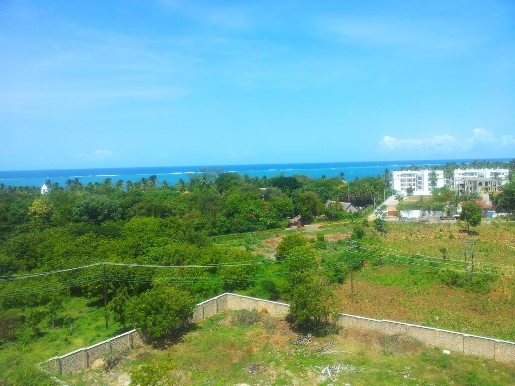 Shanzu Beach Apartment With Stunning Ocean View Mwakirunge Exterior photo